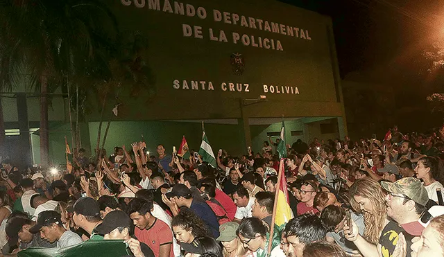 Policías de cuatro ciudades se rebelan contra Evo Morales