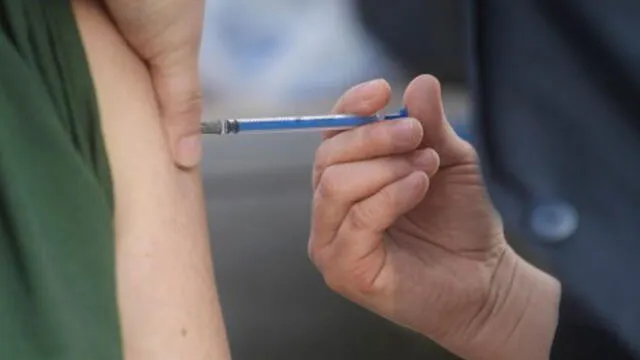 Un médico militar mexicano también recibió la vacuna Pfizer/BioNTech contra la COVID-19. Foto: AFP