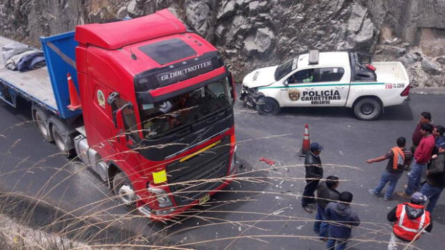 Cajamarca: patrullero y tráiler chocan en carretera a Bambamarca