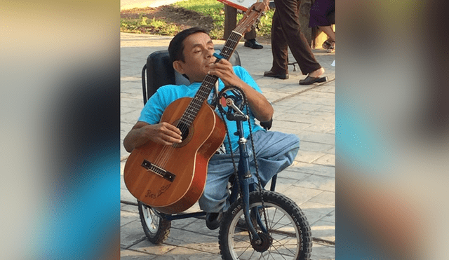 Pedro junto a su instrumento musical favorito, la guitarra. Él requiere ayuda para poder movilizarse en Lima.