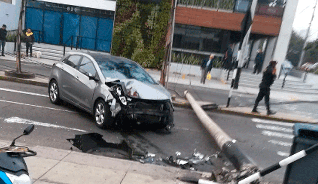 Miraflores: auto se estrella y derriba poste en avenida Del Ejército [VIDEO]