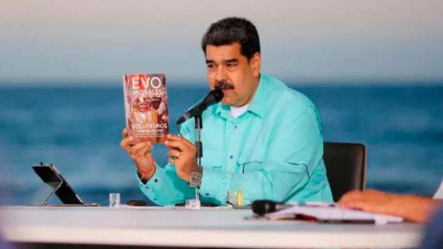 Imagen del folleto difundido por la Presidencia venezolana que muestra al presidente de Venezuela, Nicolás Maduro, mostrando el libro que el expresidente boliviano Evo Morales. Foto: AFP