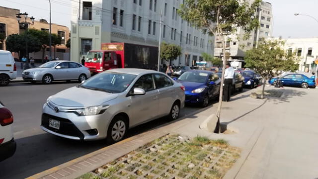 Cercado de Lima: autos son estacionados en zona prohibida