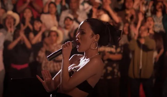 Christian Serratos interpreta a Selena Quintanilla en la bioserie de la cantante, que se estrenará el 4 de diciembre a través de Netflix. Foto: captura Netflix Latinoamérica YouTube