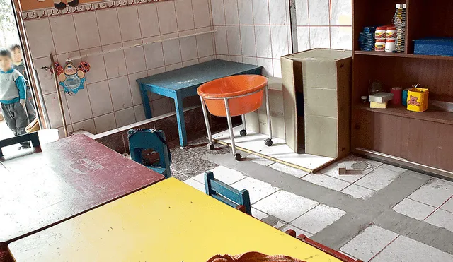 Huancavelica: niños estudian en un baño desde que se derrumbó su aula