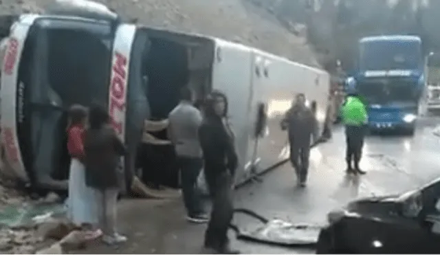Ayacucho: dos muertos y nueve heridos tras impacto de bus contra un cerro [VIDEO]