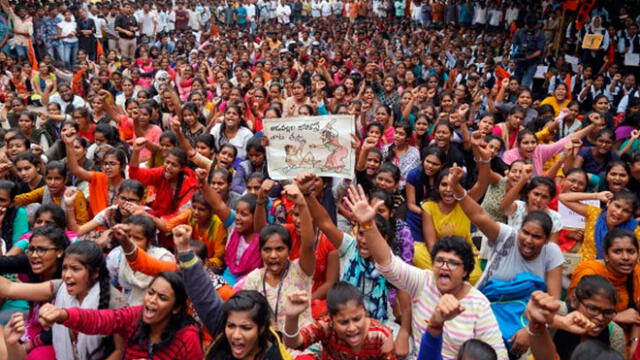 Mujer y jóvenes gritan consignas durante una protesta contra la presunta violación y asesinato de una mujer de 27 años en Hyderabad. Foto: difusión.
