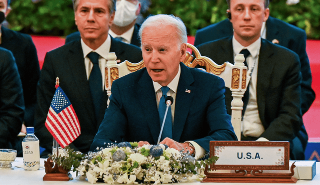 El presidente de los Estados Unidos, Joe Biden, habla durante la cumbre de la Asociación de Naciones del Sudeste Asiático (ASEAN) en Phnom Penh. Foto: AFP