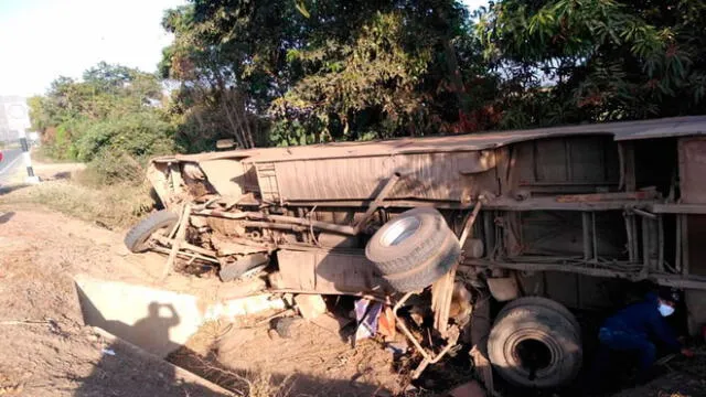 Bus que transportaba a empleados se despistó en carretera que une a distritos de Nueva Arica y Oyotún.