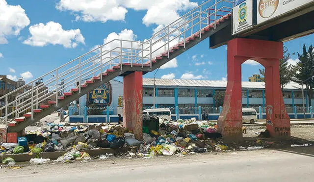 Escolares de Juliaca iniciarán el año escolar en medio de calles llenas de basura