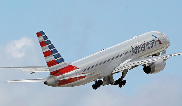 Pasajero demanda a American Airlines por haberlo hecho viajar con personas 'obesas'