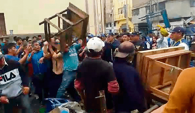 Brutal pelea para recuperar calles ocupadas por informales.