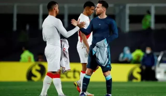 Miguel Trauco y Lionel Messi intercambiaron camisetas al finalizar el partido en el Estadio Monumental. Foto: EFE