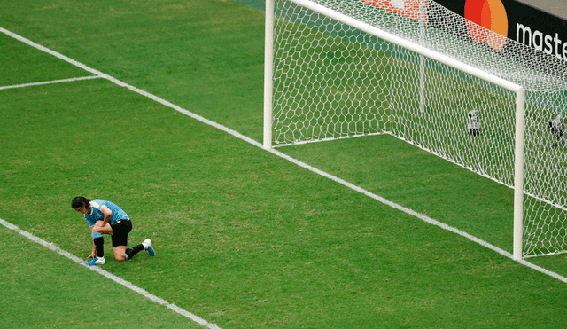 Edinson Cavani se falló el primer gol del Perú vs. Uruguay debajo del arco. | Foto: EFE