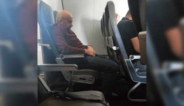 Facebook: Parece dormir mientras viaja, pero realiza asqueroso acto [FOTO]