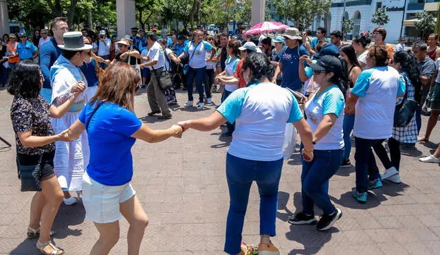 Danzantes bailaron con turistas que se encontraban conociendo Miraflores.