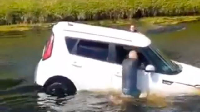 Hombre rescata a mujer que iba a hundirse con su auto en un canal [VIDEO]