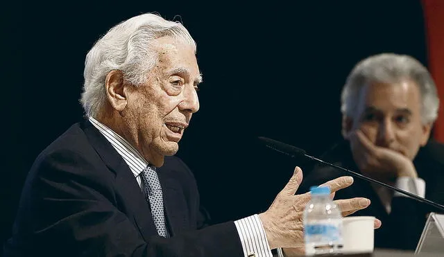 Diálogos. Mario Vargas Llosa responde las preguntas en la entrevista que le hizo su hijo Álvaro durante la ceremonia que se realizó ayer en España.