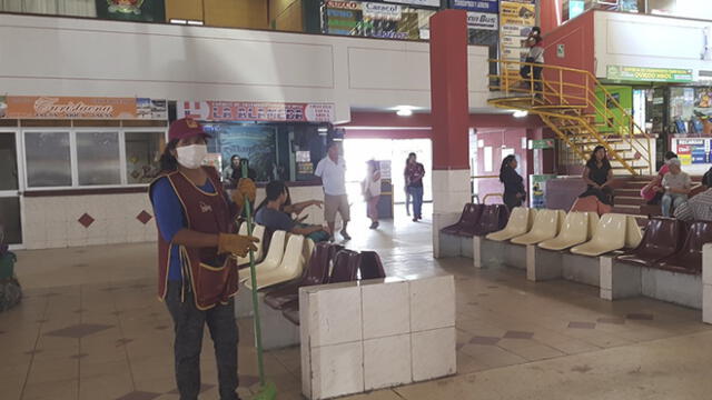 En terminal terrestre, algunas personas usan mascarillas.