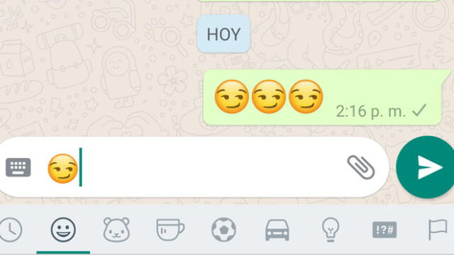 Existen diferentes teorías sobre qué significa el emoji de WhatsApp de la cara con sonrisa pícara.