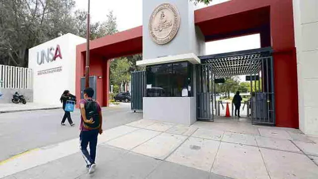Arequipa: Piden separar a dirigentes de universidad por libar licor en biblioteca [VIDEO]