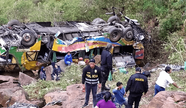 Volcadura de bus interprovincial en abismo dejó 23 muertos.  Foto: Difusión