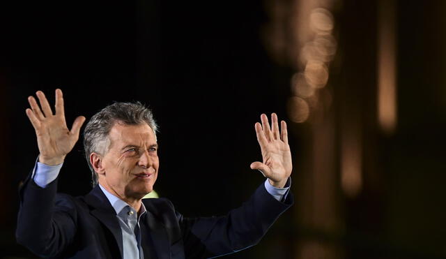 Argentina's President and presidential candidate of the Juntos por el Cambio party Mauricio Macri waves at supporters during the closing rally of his campaign in Cordoba, Argentina, on October 24, 2019. - Argentina holds presidential elections on October 27. (Photo by Ronaldo SCHEMIDT / AFP)