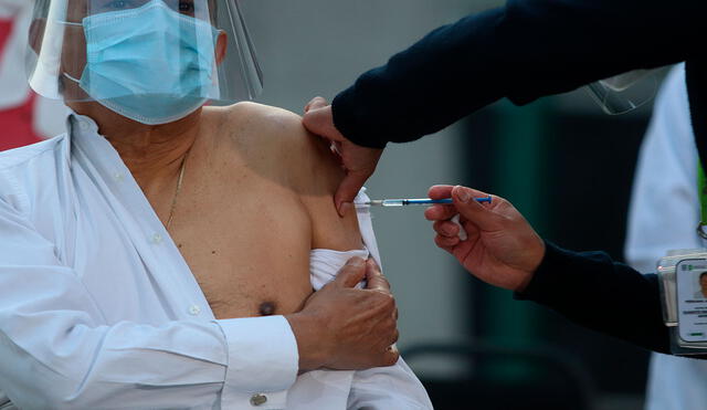 Un médico recibe este sábado 26 de diciembre la vacuna contra la COVID-19 en el Hospital General de México, en Ciudad de México (México). Foto: EFE