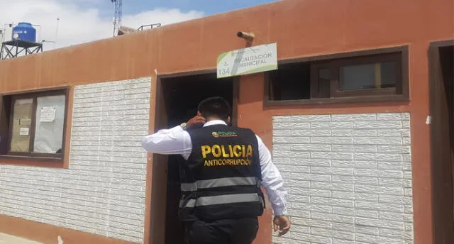 Policía Anticorrupción investiga oficina de la municipalidad de Tacna.