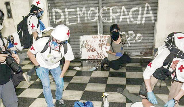 Manifestantes y brigadistas