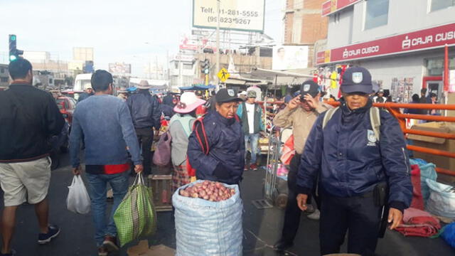 Arequipa: Policías municipales intentan ordenar a comerciantes en el Avelino [VIDEO]