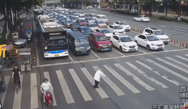 YouTube Viral: Policía carga a anciano para que pueda cruzar la calle [VIDEO]