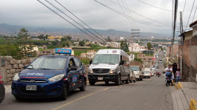 Largas colas de vehículos se pueden ver en calles de Arequipa por elecciones.