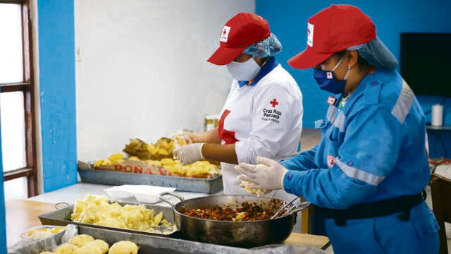 Campaña. Integrantes de la Cruz Roja preparan alimentos diariamente, para distribuirlos a personas vulnerables.