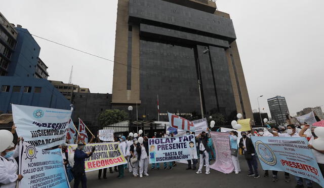 Enfermeras que laboran para el Ejército denuncian que no recibirán bono COVID. Foto: Jorge Cerdán/La República