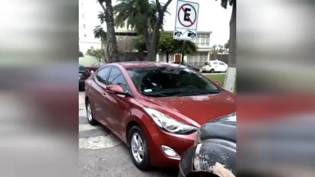 Vehículos estacionan en vías pese a carteles de prohibición