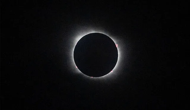 Eclipse total de Sol visto en Pucón, Chile. Foto: AFP.