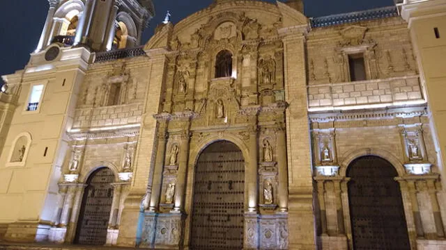 La Catedral de Lima de noche.