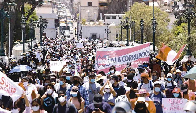 Rechazo. Arequipeños se volcaron a las calles para rechazar vacancia de Martín Vizcarra. Foto: La República.