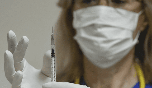 Voluntaria que recibió la vacuna de Oxford detalla sobre el antídoto que recibió. Foto: AFP