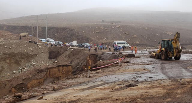 Decenas de vehículos quedaron varados en vía Arequipa – Ilo por deslizamientos y huaicos [FOTOS y VIDEO]