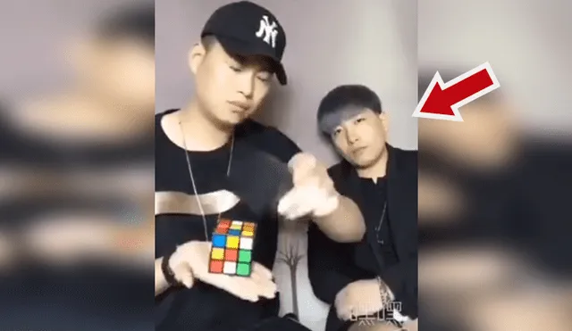 Facebook viral: mago asiático presume truco del ‘cubo mágico’, pero su amigo lo deja en ridículo [VIDEO] 