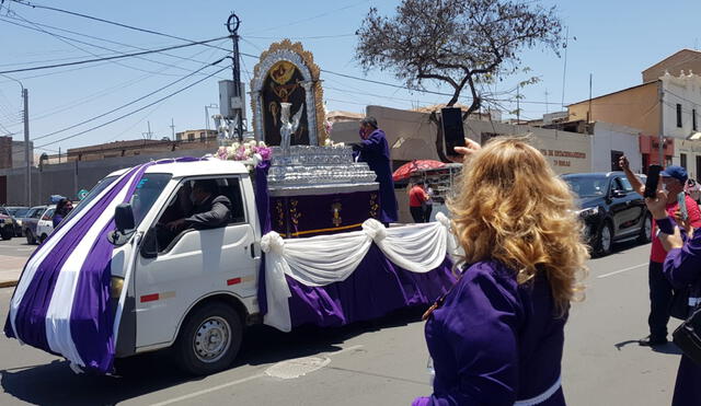 Fieles despidieron imagen tras su salida de iglesia en Tacna. Foto: La República.
