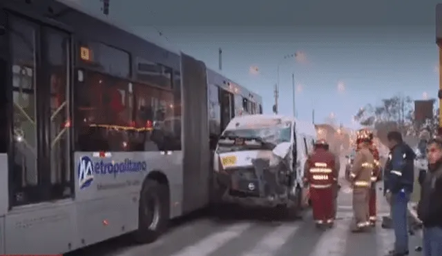 El siniestro lo protagonizaron, una cúster, un bus del Metropolitano y un tercer vehículo impactado se habría dado a la fuga. Foto: Captura América Noticias