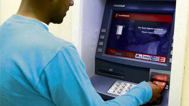 Cuidado. En cajeros automáticos, delincuentes clonan tarjetas con dispositivos electrónicos.
