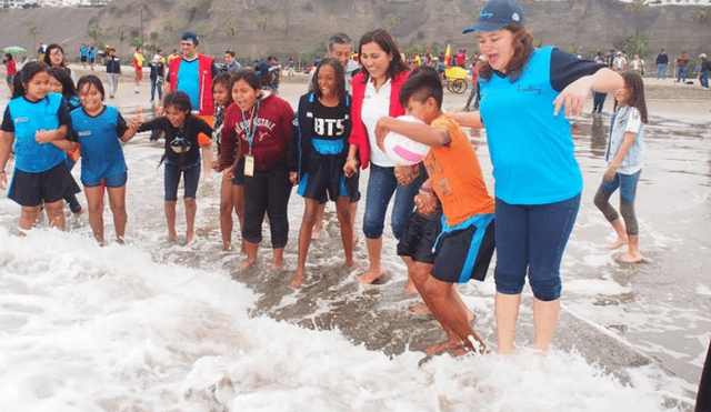 Niños conocieron por primera vez el mar junto a ministra de Educación, Flor Pablo. Foto: Minedu