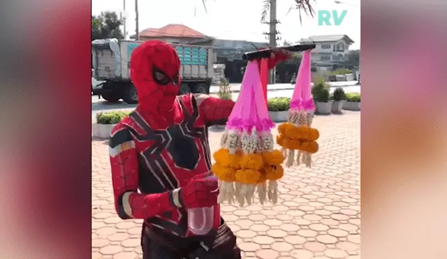 Facebook viral: vendedor de flores se vuelve’ famoso’ tras disfrazarse como Spiderman para ofrecer sus productos