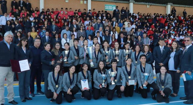 Escolares de Arequipa ganaron olimpiada internacional de inglés en Londres