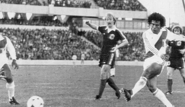 César Cueto marcó ante Escocia su único gol en los mundiales. Foto: Herald.