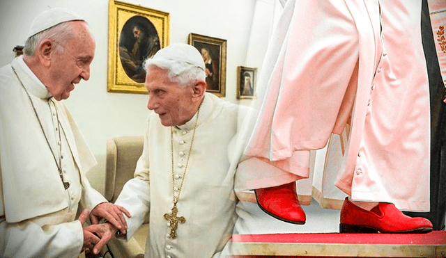 Los zapatos rojos que utilizaba Benedicto XVI tienen una historia. Foto: composición LR/AFP/A. di Lolli